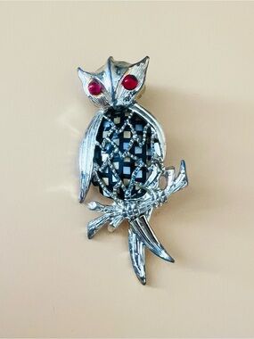 Vintage gold tone Owl Brooch with Red Eyes